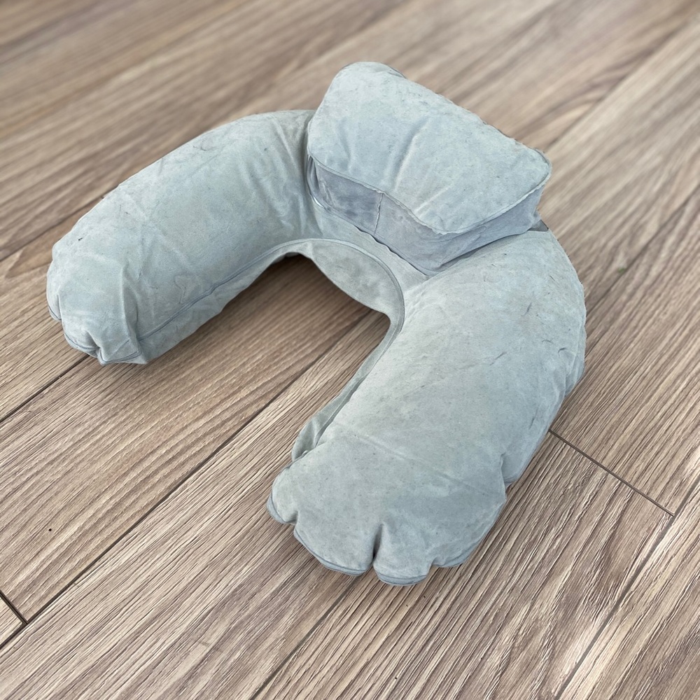 ๐ Handy Inflatable Travel Pillow - Picture 2 of 3